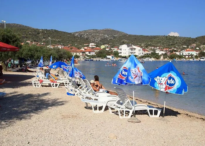 アパート With Parking Space Vinisce, Trogir - 12248